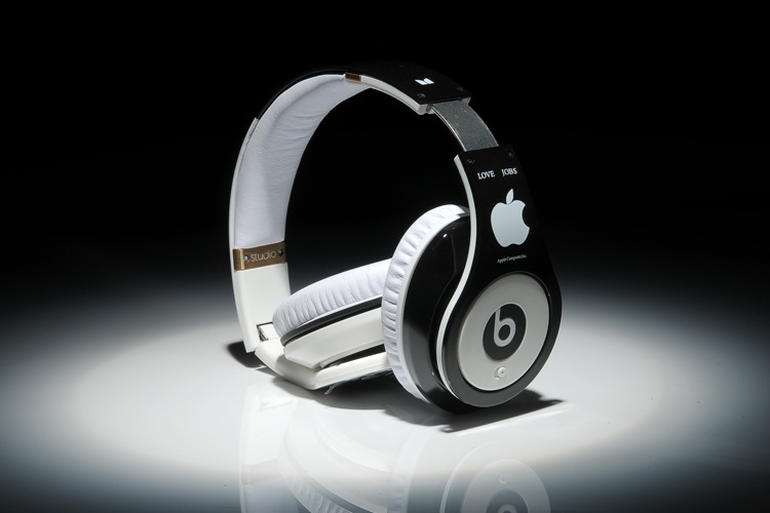 studio-steve-jobs-headphones-with-apple-logo3