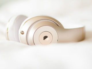apple-airpods-studio-over-ear-headphones