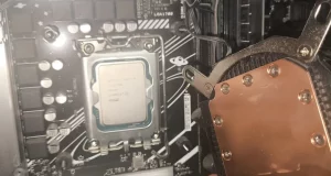 無散熱膏三年全然不知,i7-12700K長期 100℃硬撐,全靠溫控降頻續命